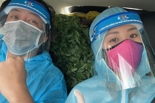 Hoa hậu Khánh Vân lái ôtô chở 1,5 tấn rau tặng người dân