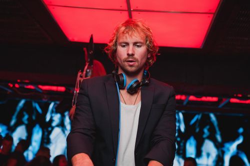 DJ ở TP.HCM chơi nhạc trên ban công tặng hàng xóm