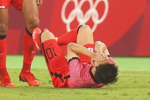 Tiền đạo Hàn Quốc khóc sau trận thua ở Olympic