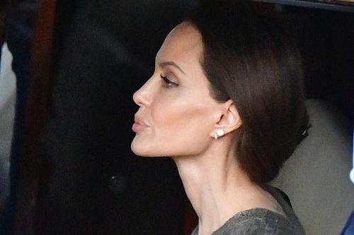 Hình ảnh Angelina Jolie khi không đeo khẩu trang
