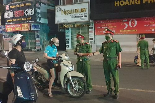 Đà Nẵng đồng loạt ra quân kiểm tra người ra đường không lý do
