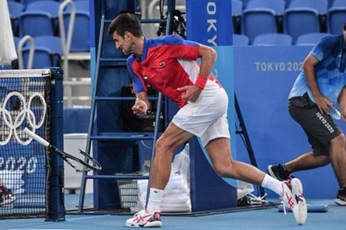 Thất bại ở Olympic 2021, Djokovic đập gẫy vợt và ném lên khán đài