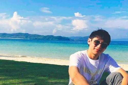 Chàng sinh viên Việt – Lào, cầm Quốc kỳ dẫn đầu đoàn thể thao Lào tại Olympic Tokyo 2020