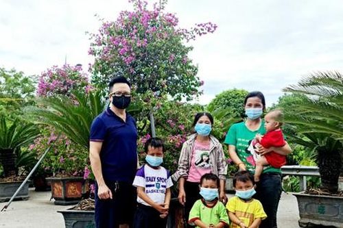 Xúc động! Tặng tiền, giúp xe chở miễn phí đưa người trong Nam về quê
