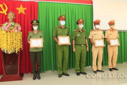 Khen thưởng 4 cán bộ công an hỗ trợ gia đình hoàn thành cách ly về nhà an toàn