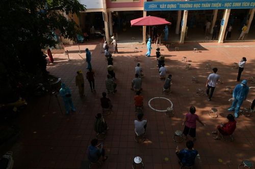 Hà Nội: Hàng nghìn người dân gần Bệnh viện Phổi Hà Nội được xét nghiệm COVID-19