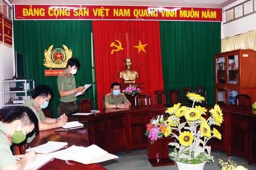 Dùng Facebook tên chồng đăng clip xuyên tạc công tác chống dịch