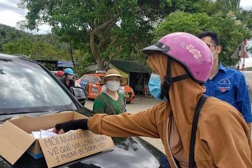 Người phụ nữ ở Nghệ An tặng phong bì tiền cho người dân đi xe máy về quê tránh dịch