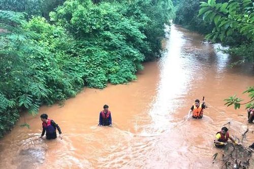 Bố mẹ đi làm ở Bình Dương, con trai ở Gia Lai bị nước cuốn trôi, tìm suốt đêm chưa thấy