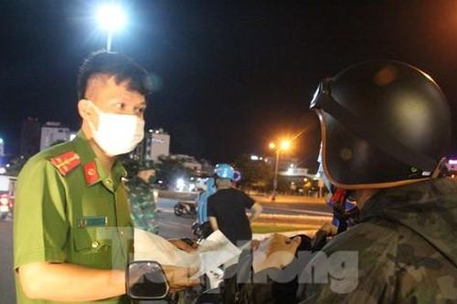 Cận cảnh Đà Nẵng lập nhiều chốt kiểm tra 'lý do ra đường' sau 18 giờ