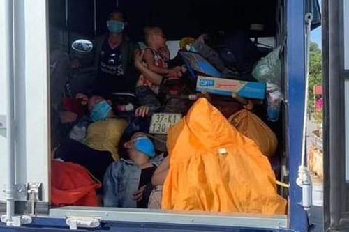 Chạy xe máy 3 ngày 3 đêm về quê tránh dịch, thanh niên ngủ gật đâm vào lan can đường