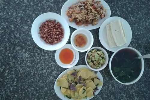 Mâm cơm ngày giãn cách: Đủ đầy hay sơ sài, ăn cùng nhau là điều may mắn nhất