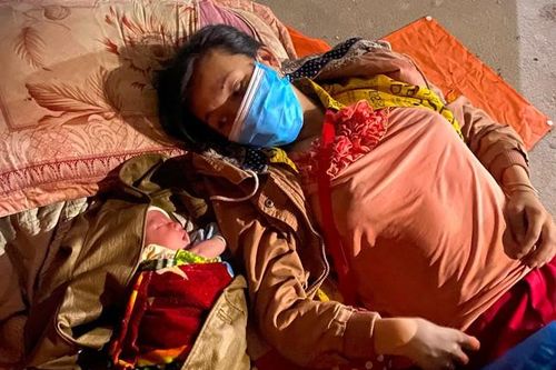 Bé 9 ngày tuổi cùng bố mẹ vượt hơn 1.000 km bằng xe máy về quê tránh dịch