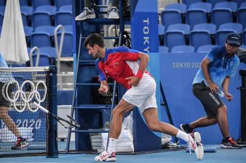 Djokovic ném vợt, đập vợt khi trắng tay ở Olympic Tokyo