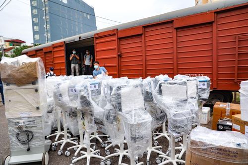 Chuyến tàu đặc biệt mang vật tư y tế từ Hà Nội vào miền Nam để chống dịch COVID-19