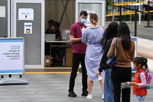 Số ca mắc mới COVID-19 tại Anh giảm 7 ngày liên tiếp