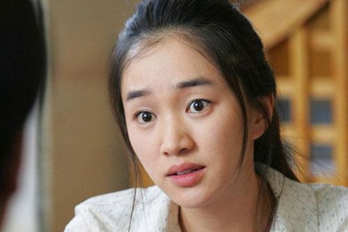 Thấy em dâu ngồi gặm móng giò trước cửa nhà, tôi lại gần thì chứng kiến cảnh tượng đau lòng