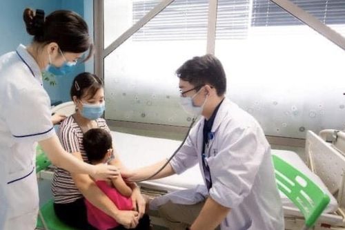 Nuốt phải cục pin hình cúc áo, bé gái bị loét thực quản
