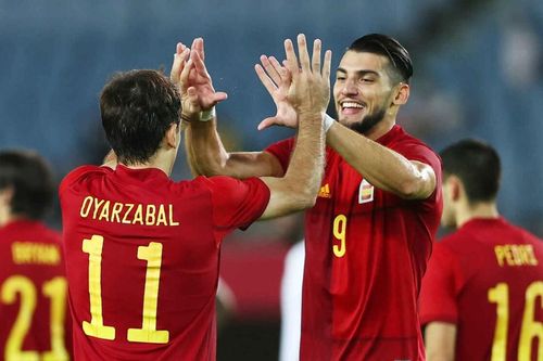 Chết đi sống lại, Tây Ban Nha nhọc nhằn vào bán kết Olympic 2020