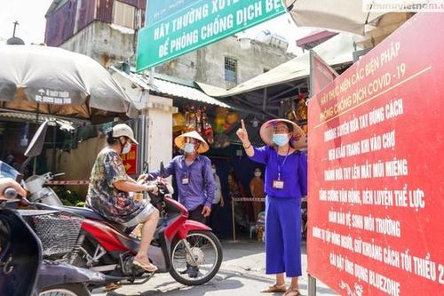 Người dân Hà Nội thích ứng nhanh với phiếu đi chợ