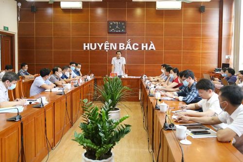 Chủ tịch UBND tỉnh Trịnh Xuân Trường làm việc với lãnh đạo huyện Bắc Hà