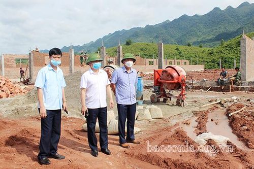 Đồng chí Phó Chủ tịch UBND tỉnh kiểm tra tiến độ một số dự án trên địa bàn xã Xuân Nha