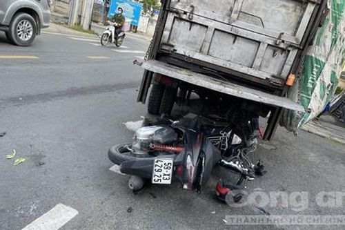 TP.Thủ Đức: Tông vào xe rác, người đi xe máy ngã xuống tử nạn
