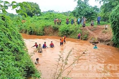 Trắng đêm lội mương, suối tìm cháu bé 4 tuổi bị cuốn trôi