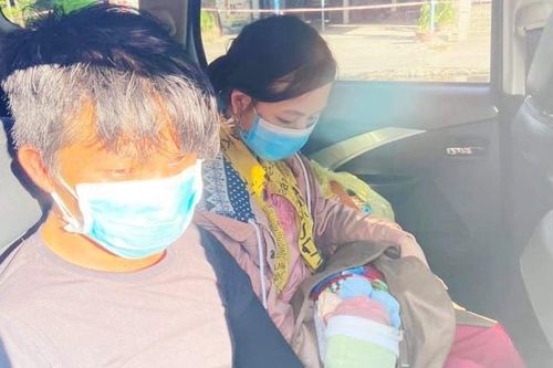 Bé 9 ngày tuổi đi ngàn km trên xe máy cùng cha mẹ về quê được giúp đỡ ở Đà Nẵng