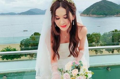 'Nữ thần phim 18+' Ôn Bích Hà bất ngờ mặc váy cưới ở tuổi U60, chuyện gì đây?
