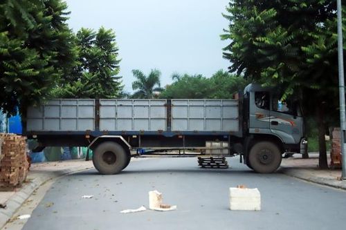 Hà Nội: Dùng thùng container, xe tải, ống cống làm chốt cứng kiểm soát dịch COVID-19