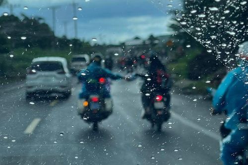 Xúc động hình ảnh CSGT tặng áo mưa tận tay người về quê tránh dịch