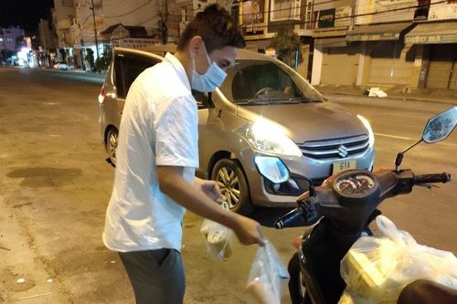 Xuyên đêm tặng cháo, xăng cho đoàn người từ miền Nam về quê tránh dịch