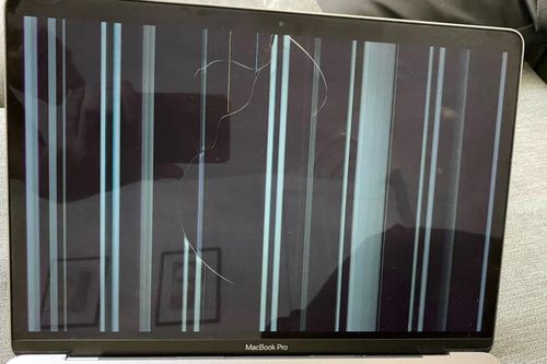 Hàng loạt máy MacBook M1 gặp sự cố nứt màn hình