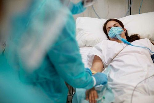 Nhiều người trẻ ở Anh hối hận khi nhập viện vì Covid-19