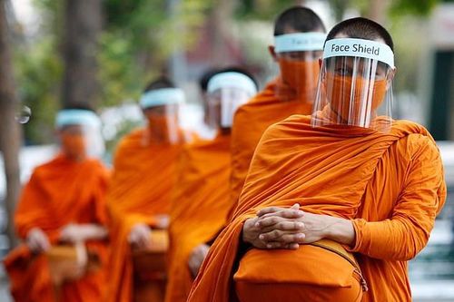 Nhiều nhà sư tham gia tuyến đầu chống Covid-19 tại Thái Lan