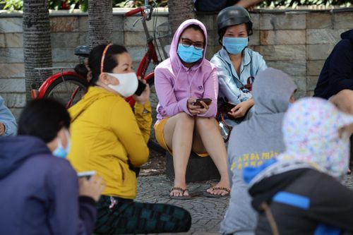 Người dân TP.HCM xếp hàng nhiều giờ khi đi mua hàng theo phiếu