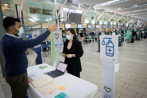 Du khách Canada bị phạt 20.000 USD vì khai gian thông tin tiêm chủng