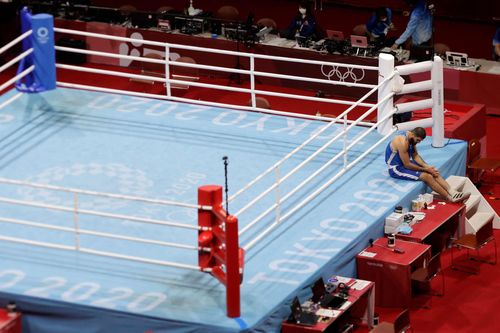 Bị xử thua tại Olympic, võ sĩ ngồi cạnh sàn đấu biểu tình