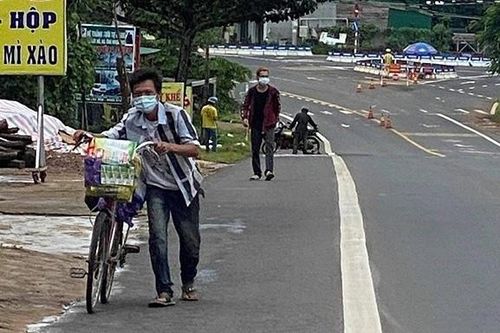 Hai anh em đi bộ từ Bình Dương về Đắk Lắk, dọc đường được tặng xe máy