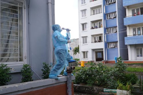 Ca sĩ Lê Minh vừa hát vừa chạy mưa ở bệnh viện dã chiến