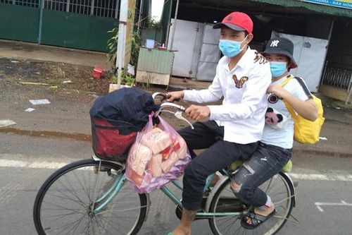 Hai người đi bộ về Kon Tum, dọc đường được tặng xe đạp, xe máy