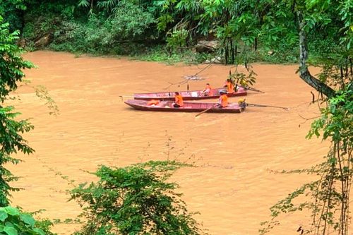 Chìm thuyền, một người bị cuốn mất tích ở Lào Cai