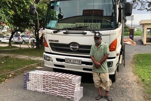 Lợi dụng 'luồng xanh' lái xe vận chuyển thuốc lá lậu