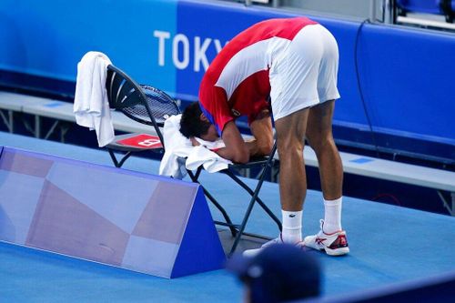 Djokovic lên tiếng xin lỗi sau khi đập nát vợt ở Olympic Tokyo