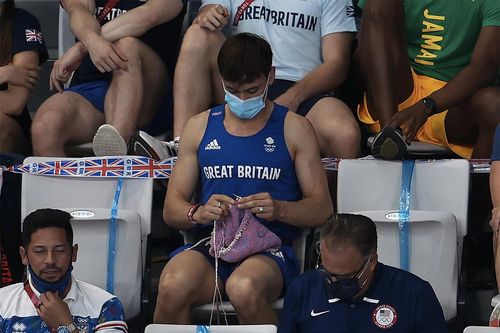 'Nam thần' say sưa đan len trên khán đài Olympic Tokyo 2020