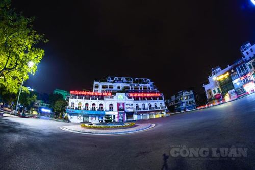 Chấp hành nghiêm giãn cách xã hội, Hà Nội vắng vẻ về đêm, nhiều tuyến phố không một bóng người