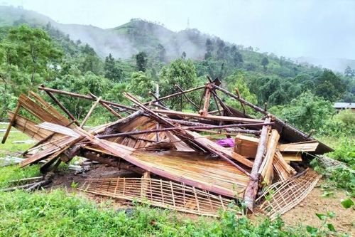 Yên Bái: Hơn 400 ngôi nhà bị tốc mái do mưa lớn