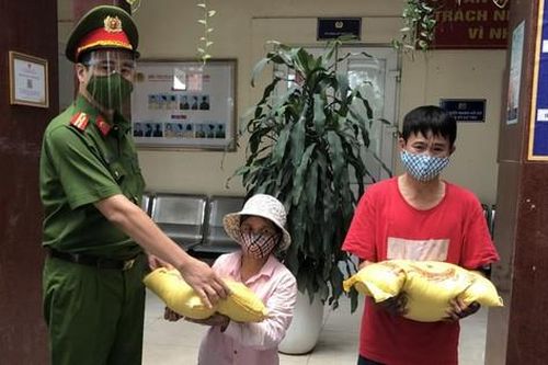 Cảm kích cách hành xử của công an với người dân cảnh ngộ éo le phải ra đường