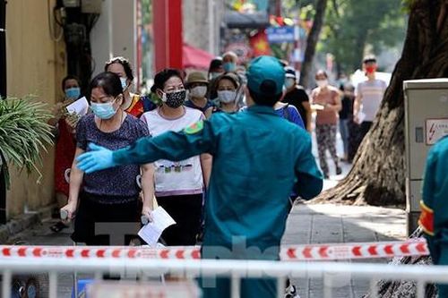 Hàng nghìn người dân sống gần Bệnh viện Phổi Hà Nội làm xét nghiệm COVID-19